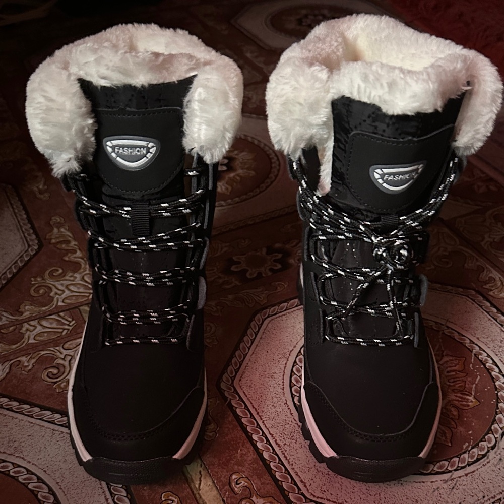 Women’s Black Winter Boots with Faux Fur